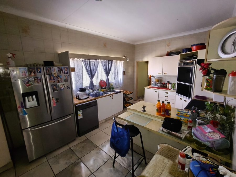 To Let 4 Bedroom Property for Rent in Oos Einde North West